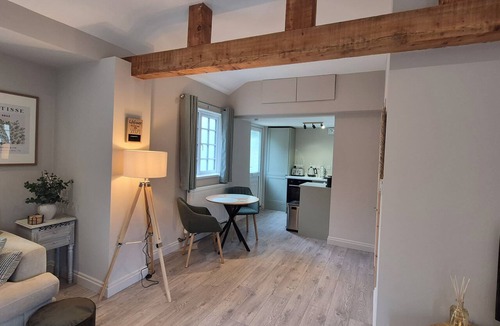 Brome Cottage | Luxury Suffolk Studio, Private Courtyard, Patio & Free Parking, Near Eye