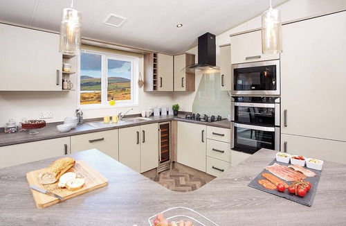 Cockburnspath Ski Chalet | Luxury Willow Lodge (Sleeps 4)