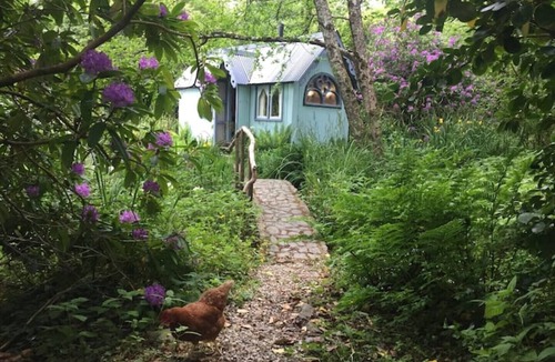 Bude Cabin | Magical Tabernacle In a Beautiful Setting Hot Tub