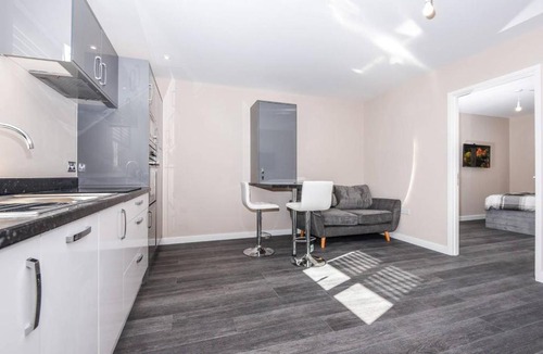 Runnymede Apartment | MAGNA HOUSE #FLAT10