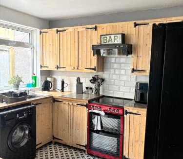 Six Bells House | Maple, 3 Double Beds, Contractors Welcome