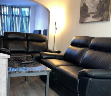 Bloxwich House | Marcot House Modern 5 bedroom house Solihull 10 mins drive from bhx & nec private off road parking