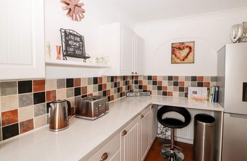 Kirkby Lonsdale Cottage | Market Square Maisonette, Cumbria. TV.
