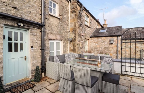 Kirkby Lonsdale Cottage | Market Square Maisonette, Cumbria. TV.