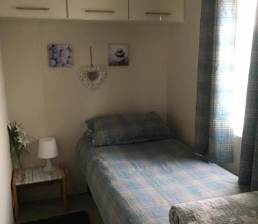Barton-upon-Humber Cabin | Marshlands Lakeside Nature Retreat