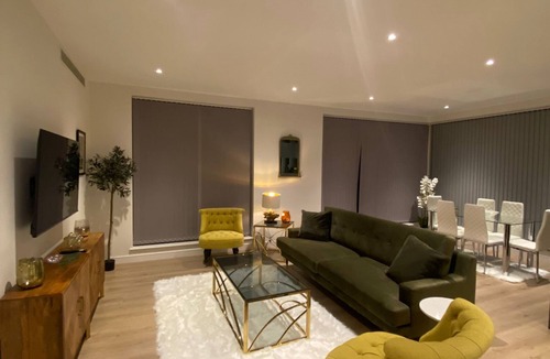 Syon Apartment | Marvelous 3 Bed Penthouse in Kewbridge