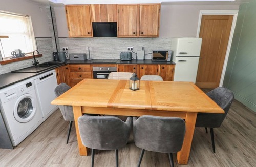 Llanybri House | Meadow View, Laugharne