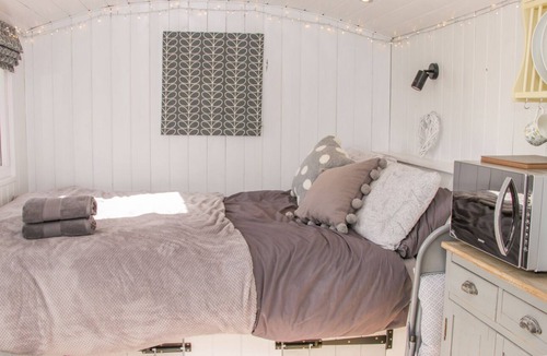 Loppington Cottage | MEADOW VIEW SHEPHERD'S HUT, romantic, with hot tub in Ellesmere