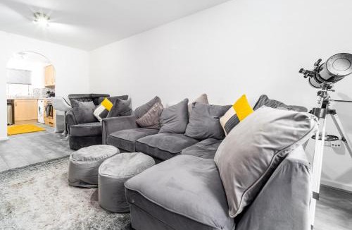 Tipton Apartment | Middle Meadow 2 bedroom Modern Apartment Sleeps 3 Contractors Families