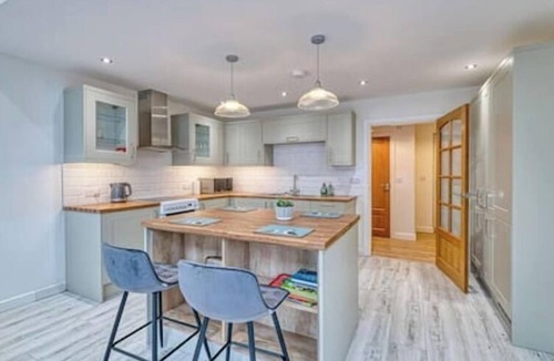 Guilden Sutton Apartment | Middlecroft Annex by Guestz