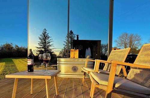 Llangefni Cabin | Mirror Cabin · Private Sauna & Plunge · Anglesey
