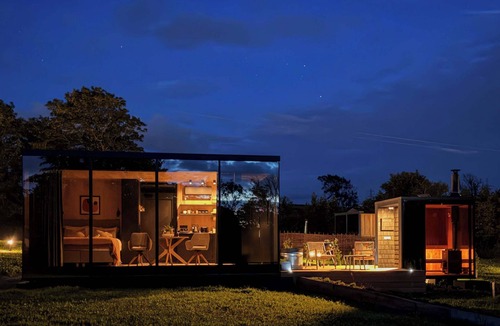 Llangefni Cabin | Mirror Cabin · Private Sauna & Plunge · Anglesey