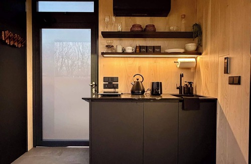 Llangefni Cabin | Mirror Cabin · Private Sauna & Plunge · Anglesey