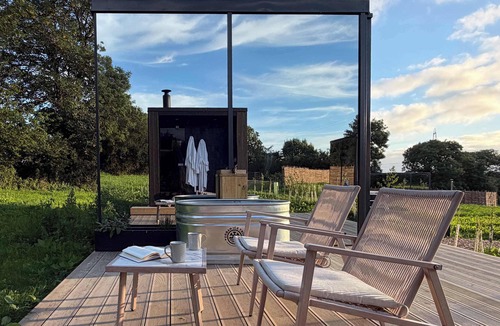 Llangefni Cabin | Mirror Cabin · Private Sauna & Plunge · Anglesey