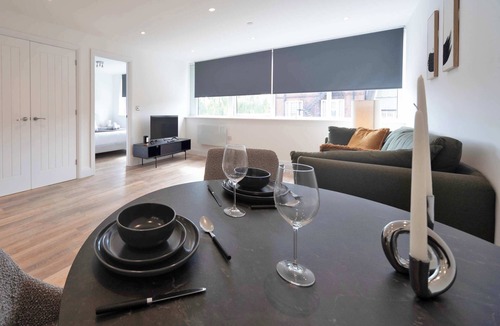 Gravesend Apartment | Modern 1 Bed Apartment in Gravesend w Games Room