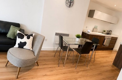Theatreland Birmingham Apartment | Modern 1-Bed Mailbox View Parking with Parking