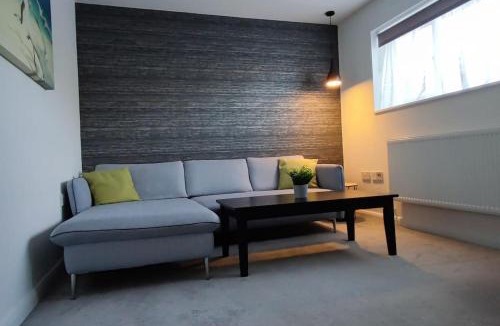 Borehamwood Apartment | Modern 1 BR flat with Air Con