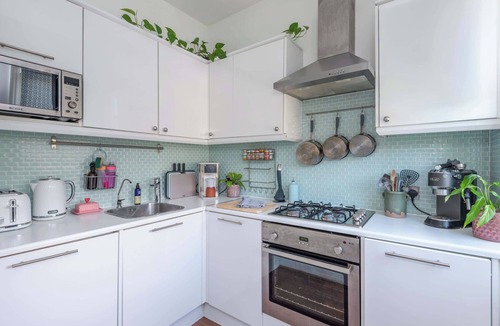 Brockley Apartment | Modern 1BDR with Parking and Shared Garden