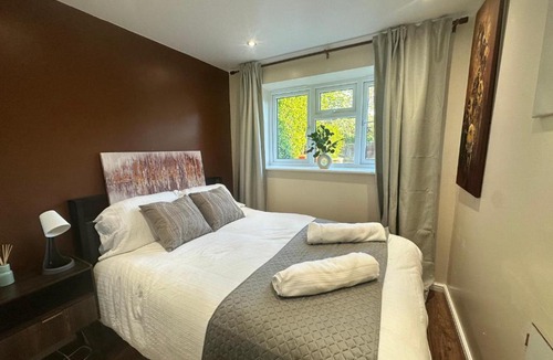 Bickley Apartment | Modern 1BR Flat, Parking , Garden, Sleeps 4