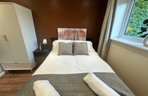 Bickley Apartment | Modern 1BR Flat, Parking , Garden, Sleeps 4