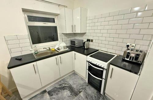 Ashton-under-Lyne Apartment | Modern 2-BDR APT in Ashton-under-Lyne By Kammili Properties Short Lets