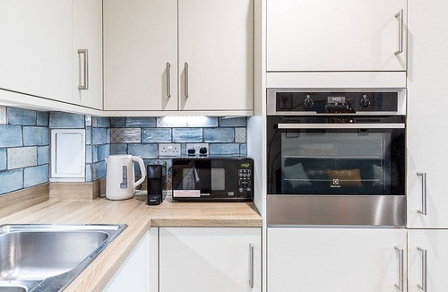 Thamesfield Apartment | Modern 2-Bed Apartment by the Thames