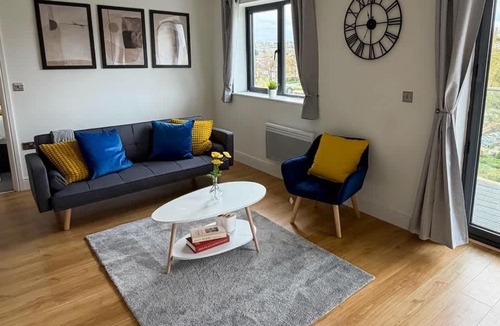 Hemel Hempstead Apartment | Modern 2 Bed Flat, Free Parking, Central Hemel