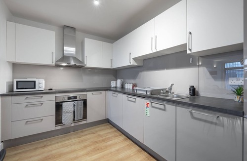 Potters Bar Apartment | Modern 2-Bed Flat w/Balcony + Free Parking