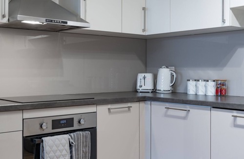 Potters Bar Apartment | Modern 2-Bed Flat w/Balcony + Free Parking