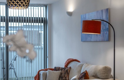 Potters Bar Apartment | Modern 2-Bed Flat w/Balcony + Free Parking