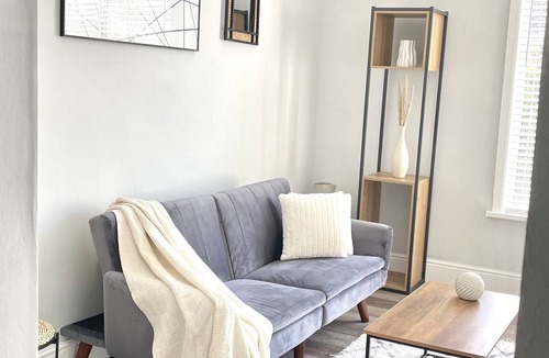 Moseley Apartment | MODERN 2-bed Flat in Moseley: free wifi.