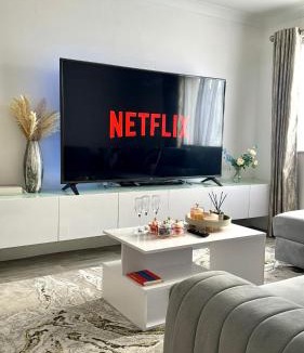 Watford Apartment | Modern 2-Bed Flat, Spacious, near Harry Potter Studio