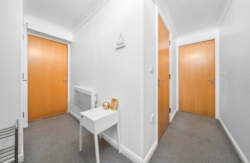 Ellemford Apartment | Modern 2-Bed Flat | Steps to Waverley & Castle