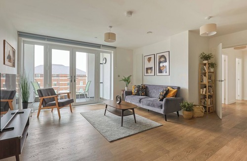 Walton-on-Thames Apartment | Modern 2-Bed Luxury Flat with Balcony, Gym and Parking in Walton on Thames