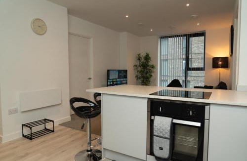 Trafford Apartment | Modern 2 Bed Old Trafford Apt with 2 Bathrooms and Workspaces - Mediacityuk, Trafford Centre - FREE 1HR EARLY CHECK-IN