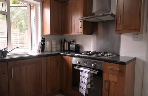 Horley Apartment | Modern 2-Bed Private Annex with Parking - Direct London & Gatwick Links