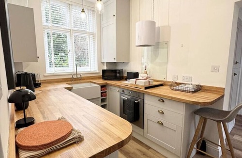 Marlow Apartment | Modern 2 bed w/parking in Marlow