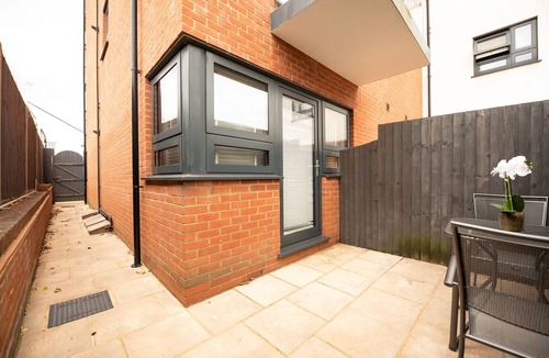 Reading Apartment | Modern 2-Bed with Terrace, Town Centre