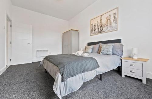 Liverpool Apartment | Modern 2 bedroom flat in Woolton Village