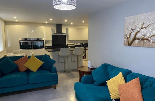 Dagenham Apartment | Modern 2 bedroom flat with Sky TV & free parking