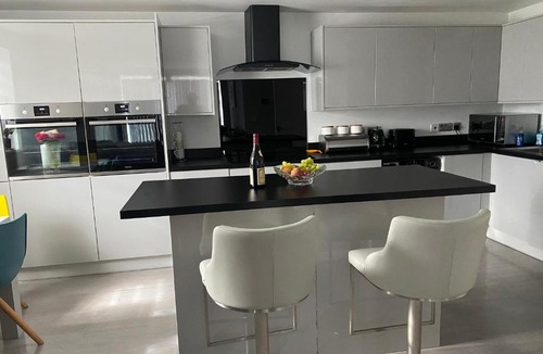 Dagenham Apartment | Modern 2 bedroom flat with Sky TV & free parking