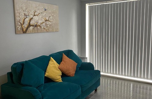 Dagenham Apartment | Modern 2 bedroom flat with Sky TV & free parking