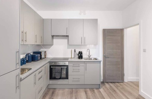 Brent Cross Apartment | Modern 2 BR - 3 min walk to Tube Station