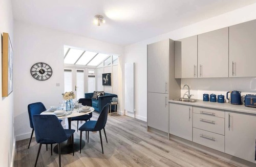 Brent Cross Apartment | Modern 2 BR - 3 min walk to Tube Station