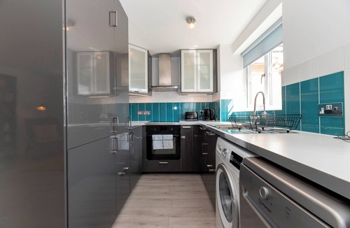 Grove Apartment | Modern 2-Bed Apartment Near Kingston - Pass the Keys