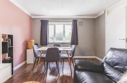 Yiewsley Apartment | Modern 2BDR Flat w Parking Near Heathrow and Tube