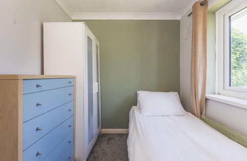 Yiewsley Apartment | Modern 2BDR Flat w Parking Near Heathrow and Tube