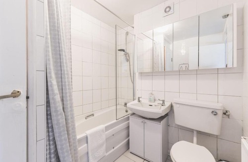 Yiewsley Apartment | Modern 2BDR Flat w Parking Near Heathrow and Tube