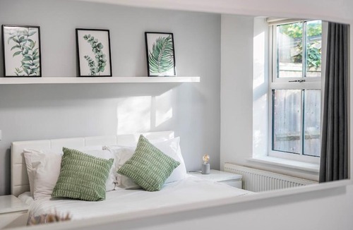 Walton-on-Thames House | Modern 2BED House w Parking Walton - Pass the Keys