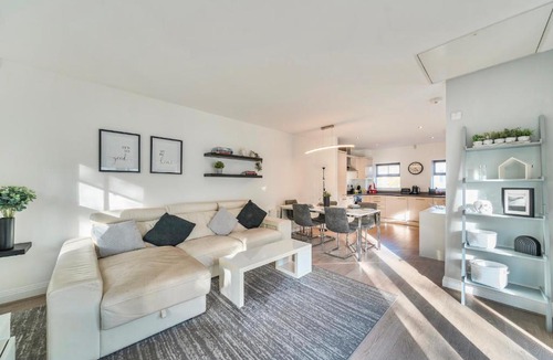 Walton-on-Thames House | Modern 2BED House w Parking Walton - Pass the Keys